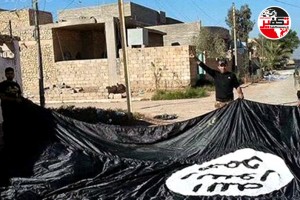 داعش پرچم های خود را پاین آورد!
